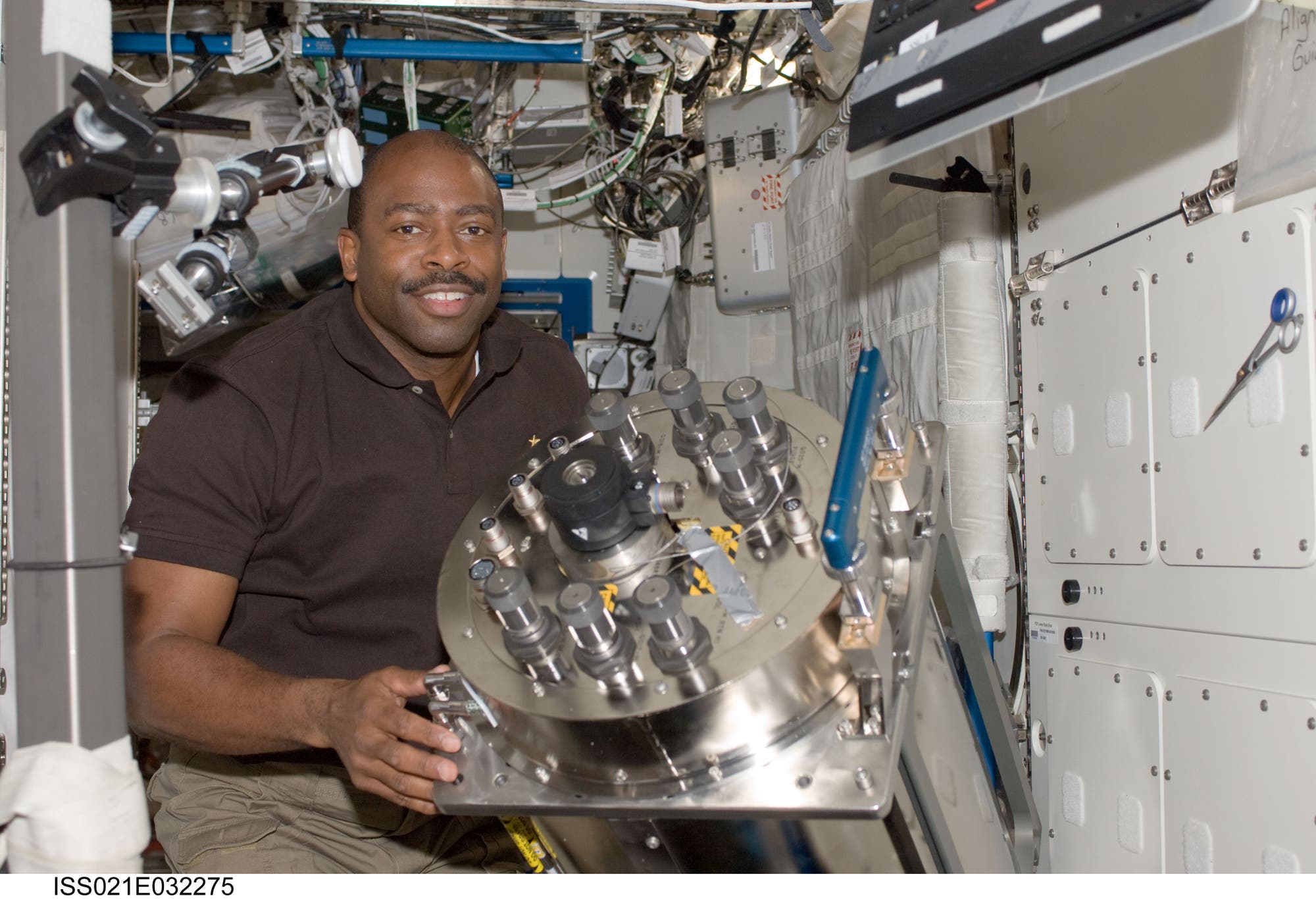 NASA Astronaut Leland Melvin mit der Wasserdestillationseinheit