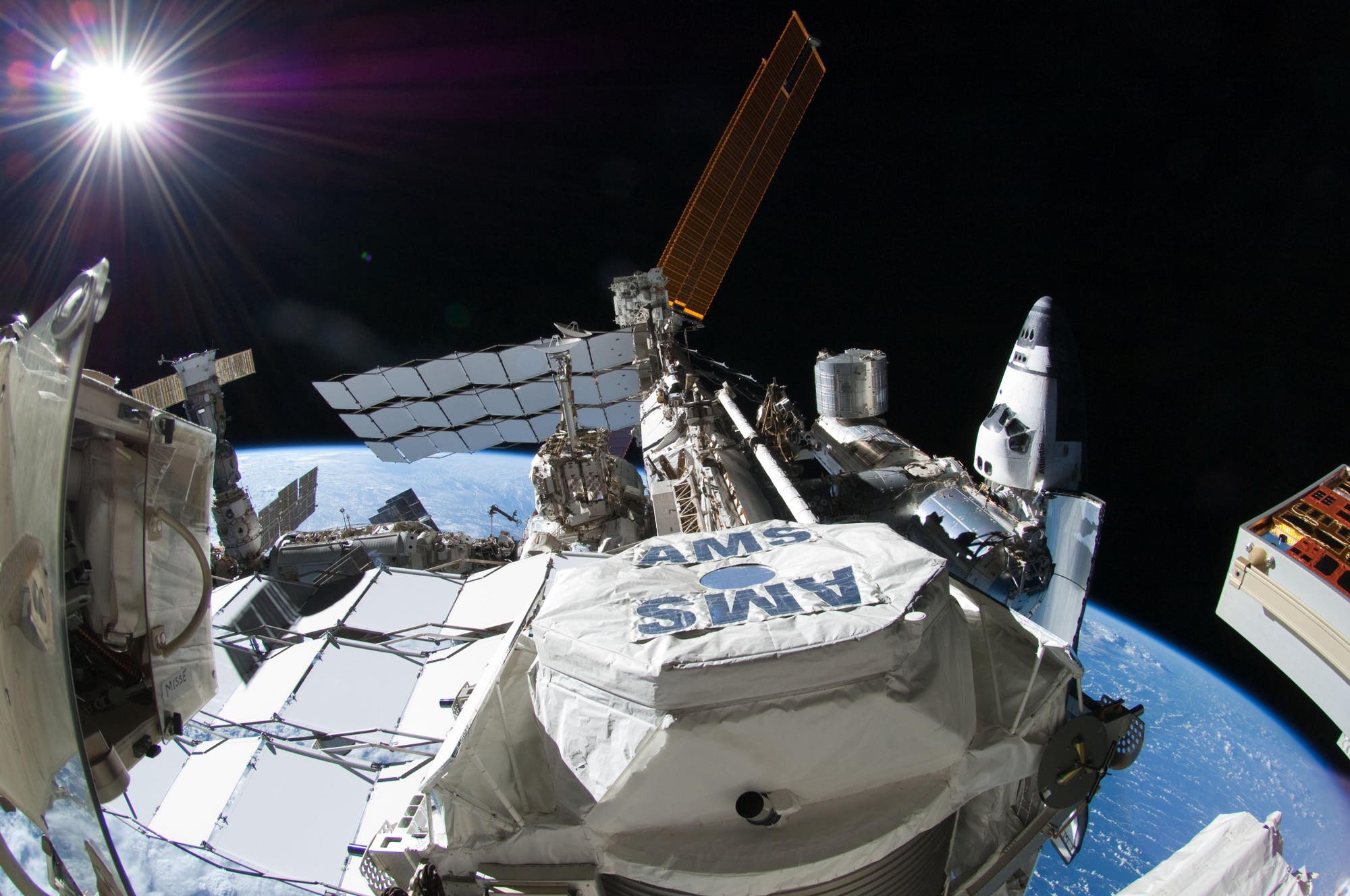 Seit 2011 misst das AMS-Experiment an Bord der Internationalen Raumstation ISS die kosmische Strahlung, die sich aus einer Vielzahl von Teilchen zusammensetzt.