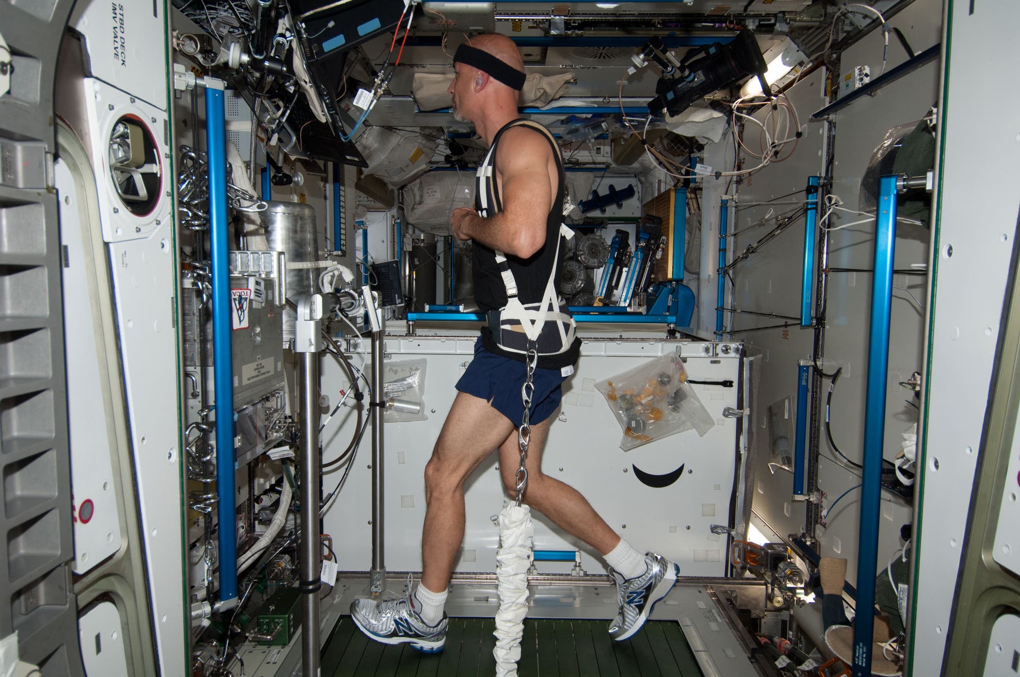 ESA-Astronaut Luca Parmitano trainiert auf einem Laufband in der Schwerelosigkeit.