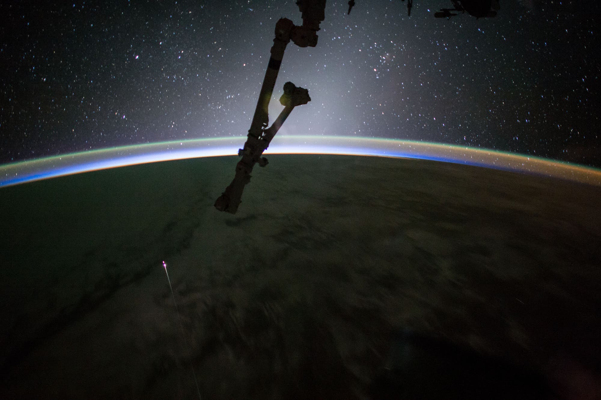 Die feurige Rückkehr der Raumkapsel Dragon am 3. Juli 2017, gesehen von der ISS