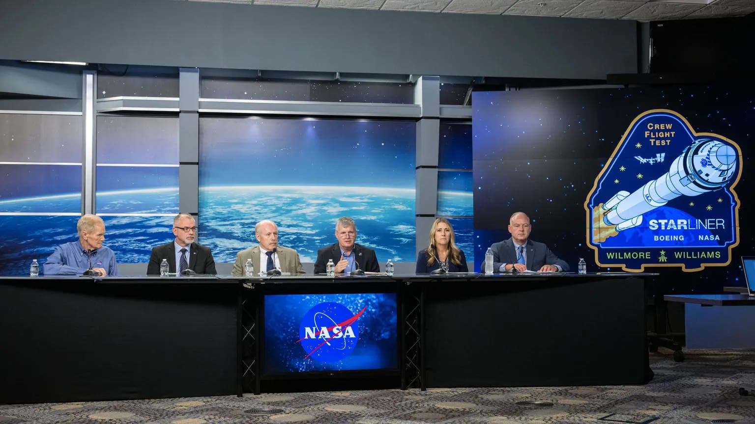 Die Chefetage der NASA bei der Pressekonferenz am 24. August 2024 (Gruppenbild des Präsidiums)