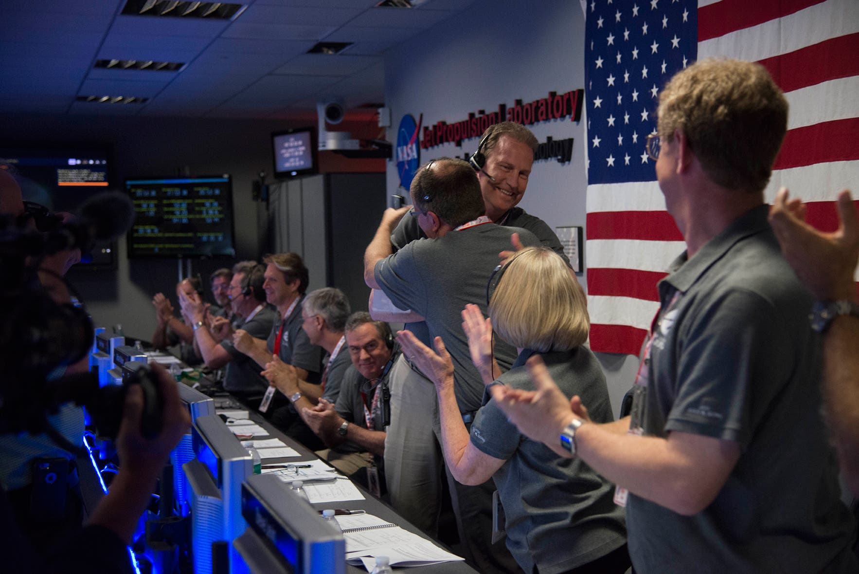 Glückliche Gesichter im NASA-Kontrollraum nach der Ankunft von Juno