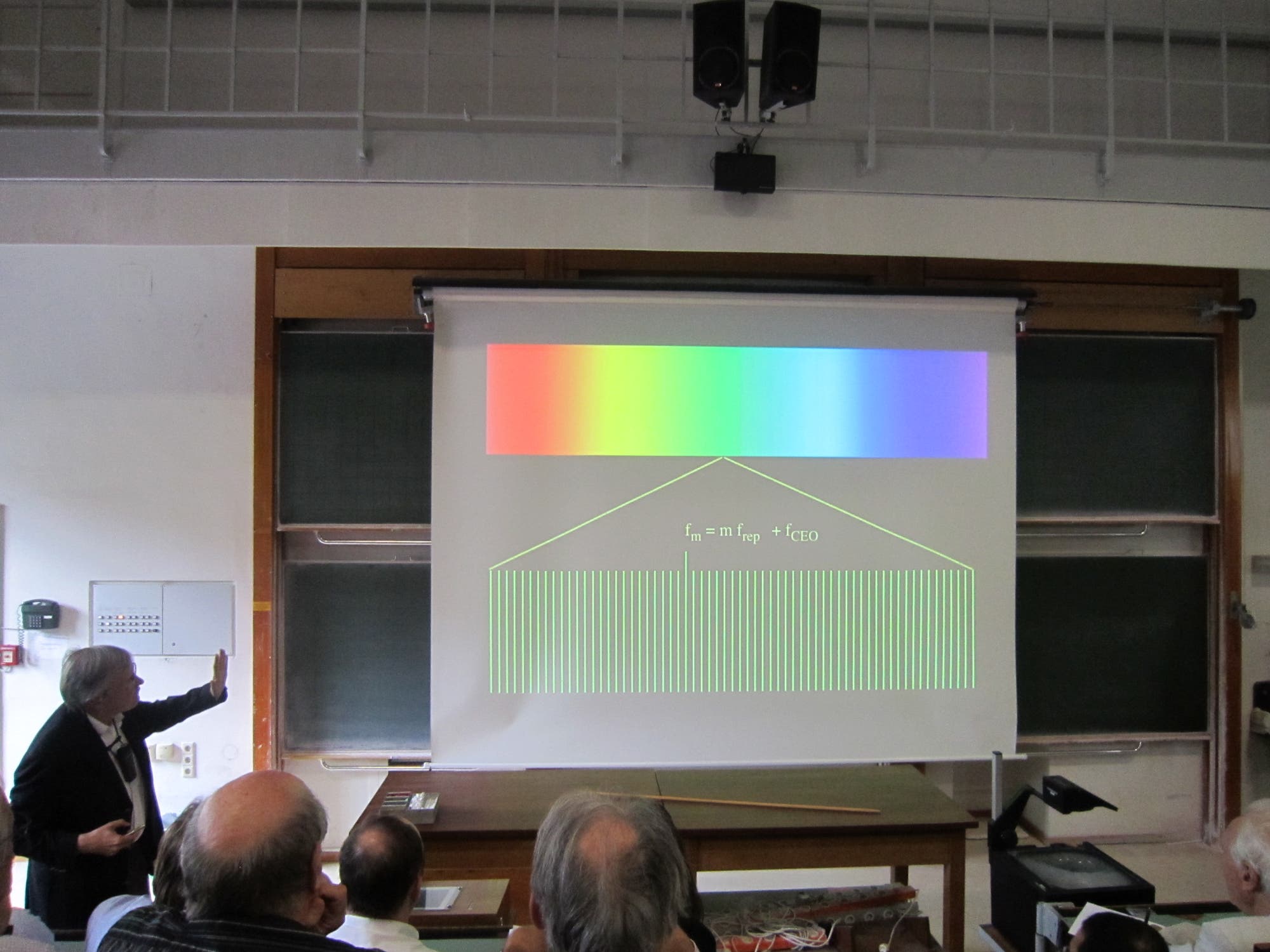 Theodor Hänsch erklärt das Prinzip des von ihm entwickelten Frequenzkamms.