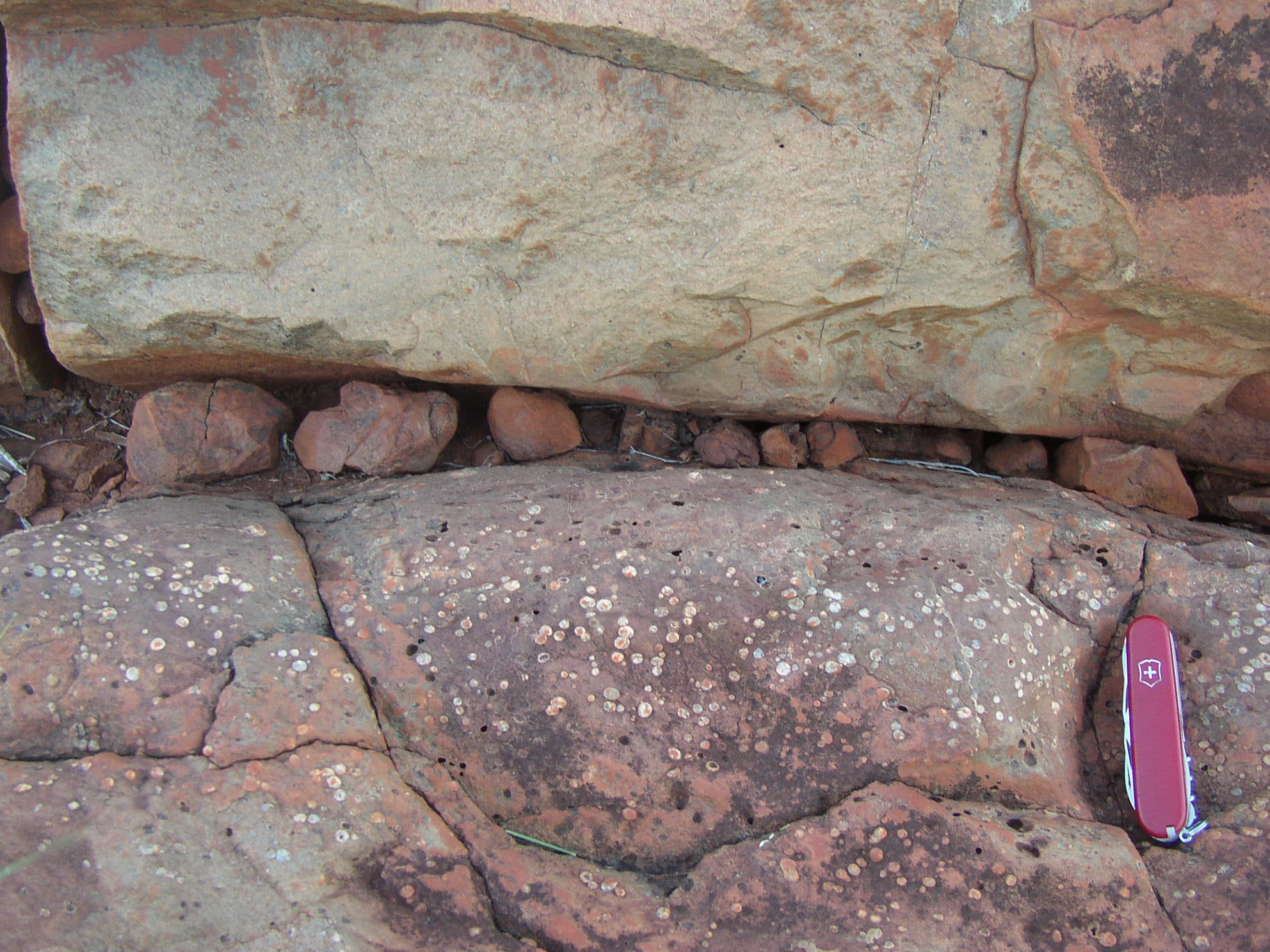 Blasen in altem Basalt aus Australien mit Füllungen