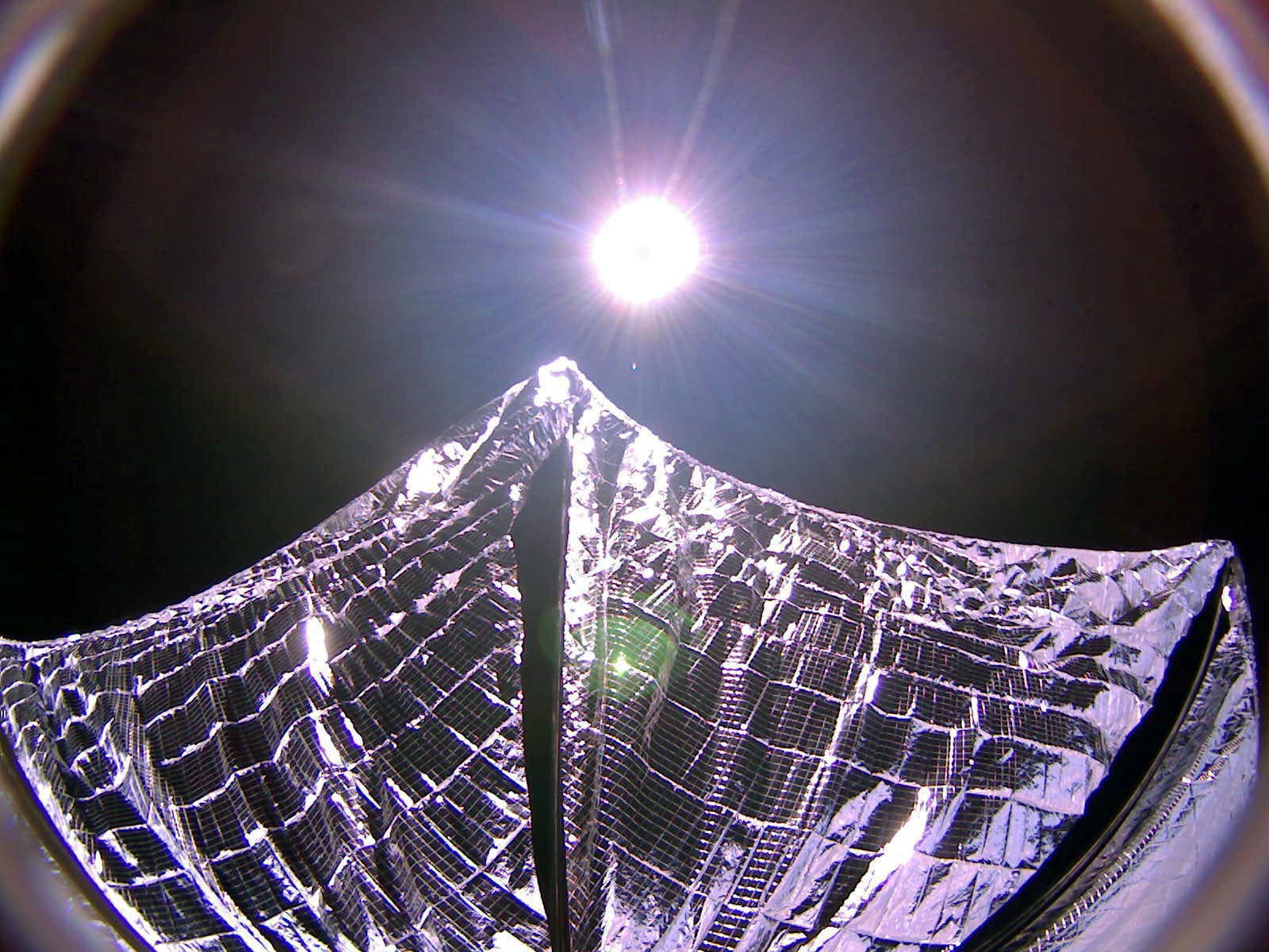 Der Minisatellit LightSail hat im Mai 2015 ein Foto seines aufgefalteten Sonnensegels zur Erde geschickt.