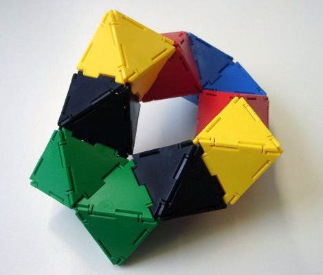 Rautenförmiger Ring aus zweimal fünf Oktaedern