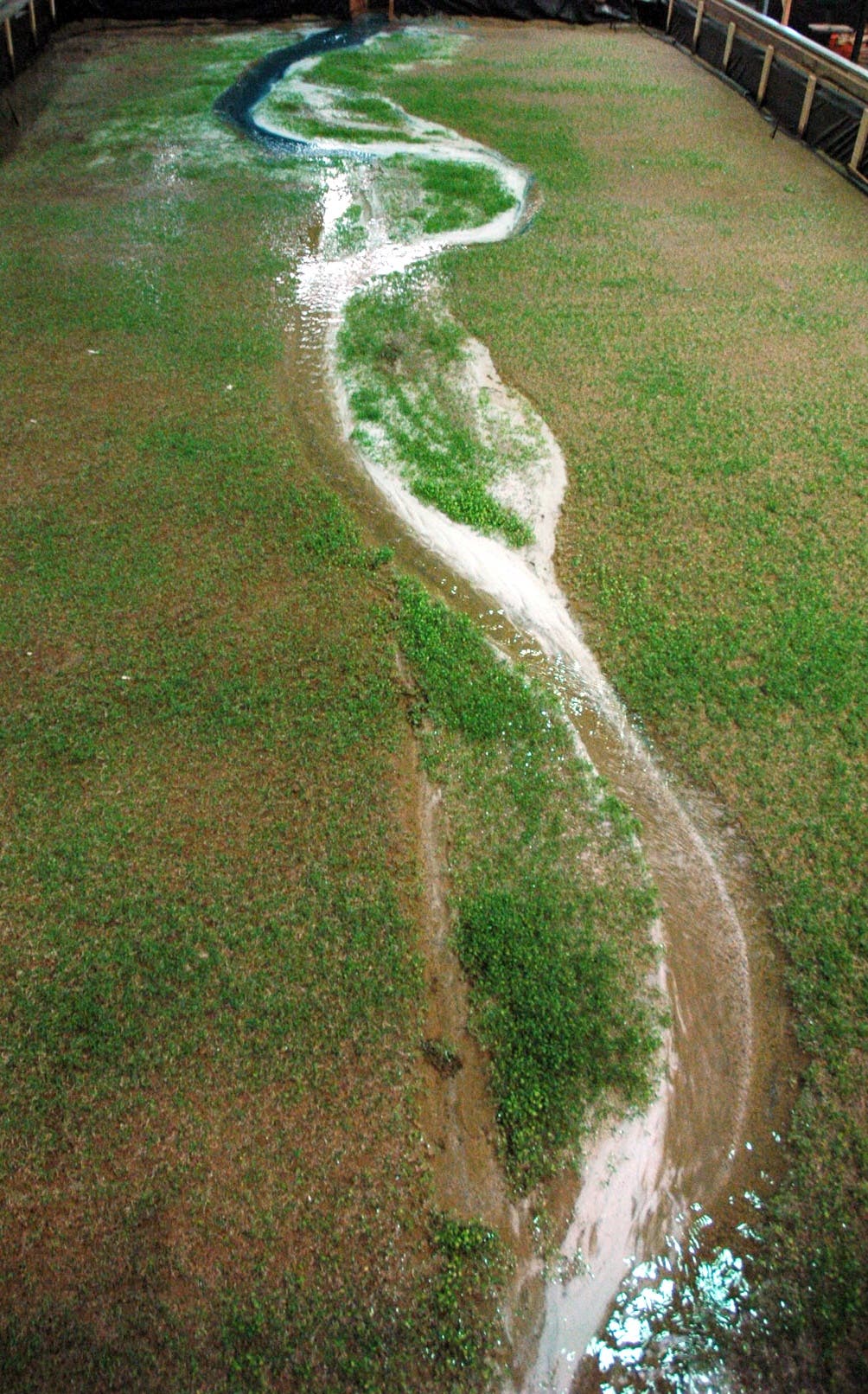 Forscher bauen mäandernden Fluss nach