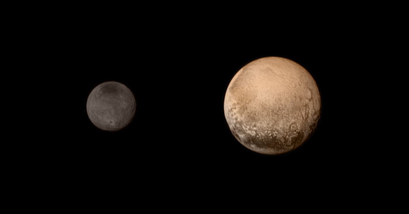 Pluto und Charon in Farbe