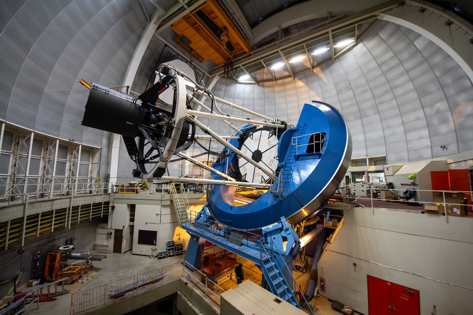 Ein Teleskop in einem Teleskopgebäude. Dabei handelt es sich um das Dark Energy Spectroscopic Instrument am Kitt Peak National Observatory in Arizona.