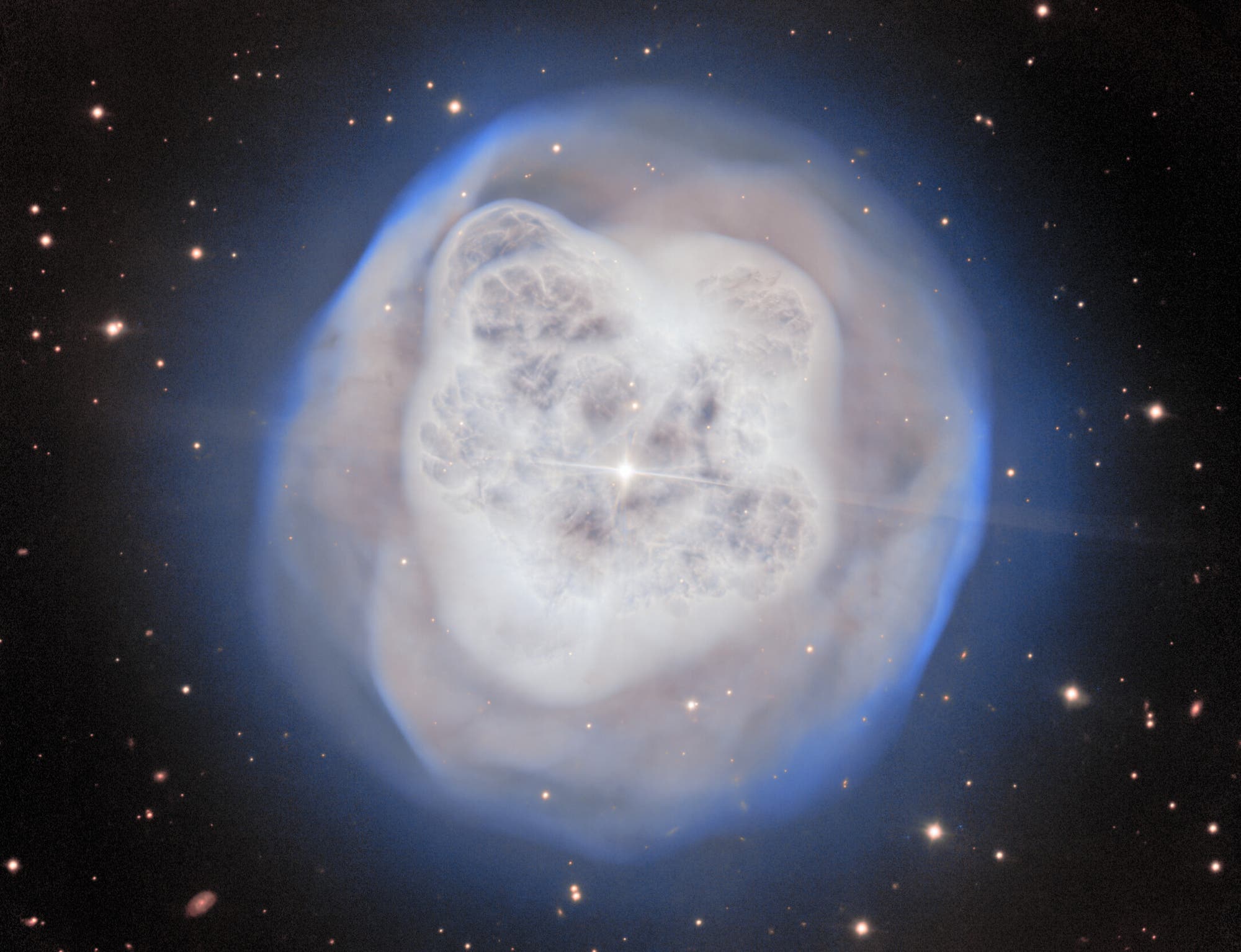 Ein beeindruckendes astronomisches Bild zeigt einen planetarischen Nebel im Weltraum. Im Zentrum befindet sich eine helle, leuchtende Struktur, umgeben von einem diffusen, bläulichen Halo. Der Hintergrund ist mit zahlreichen kleinen, funkelnden Sternen übersät. Der Nebel hat eine wolkenartige, komplexe Form, die durch verschiedene Schattierungen und Texturen hervorgehoben wird. Dieses Bild veranschaulicht die Schönheit und Komplexität kosmischer Phänomene. Ein beeindruckendes astronomisches Bild zeigt einen planetarischen Nebel im Weltraum. Im Zentrum befindet sich eine helle, leuchtende Struktur, umgeben von einem diffusen, bläulichen Halo. Der Hintergrund ist mit zahlreichen kleinen, funkelnden Sternen übersät. Der Nebel hat eine wolkenartige, komplexe Form, die durch verschiedene Schattierungen und Texturen hervorgehoben wird. Dieses Bild veranschaulicht die Schönheit und Komplexität kosmischer Phänomene.