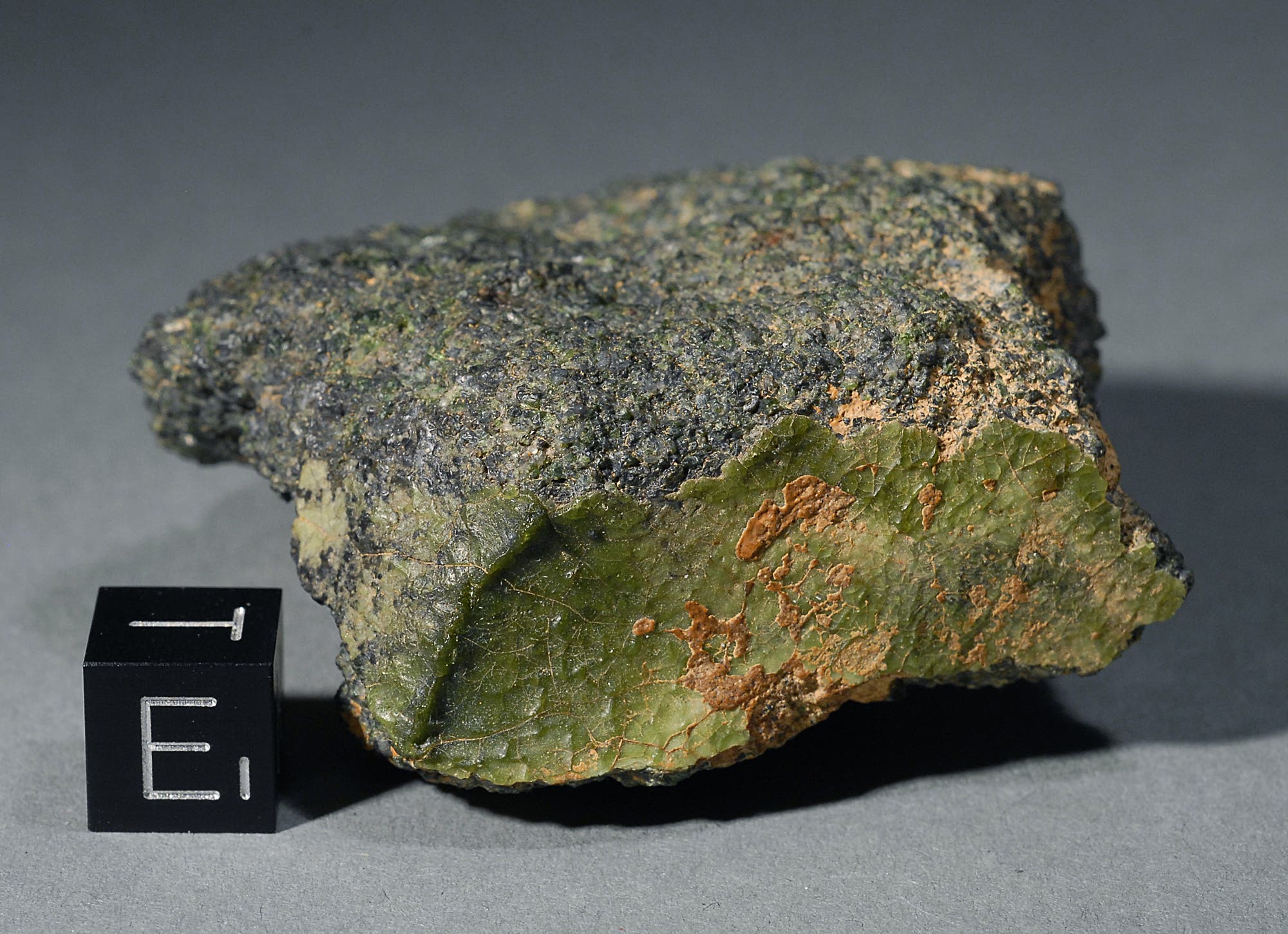 Bruchstück des Meteoriten NWA 7325