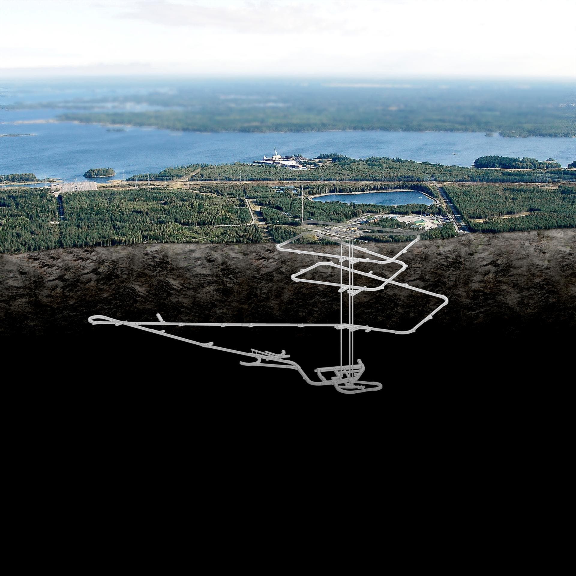 Luftaufnahme einer Landschaft mit einem großen See und bewaldeten Flächen im Hintergrund. Im Vordergrund ist eine schematische Darstellung eines unterirdischen Tunnelsystems zu sehen, das sich unter der Erdoberfläche erstreckt. Die Karte zeigt die Struktur und den Verlauf der Tunnel, die in verschiedenen Richtungen verlaufen. Das Bild veranschaulicht die räumliche Anordnung und den Zweck des Tunnelsystems in Bezug auf die darüber liegende Landschaft.