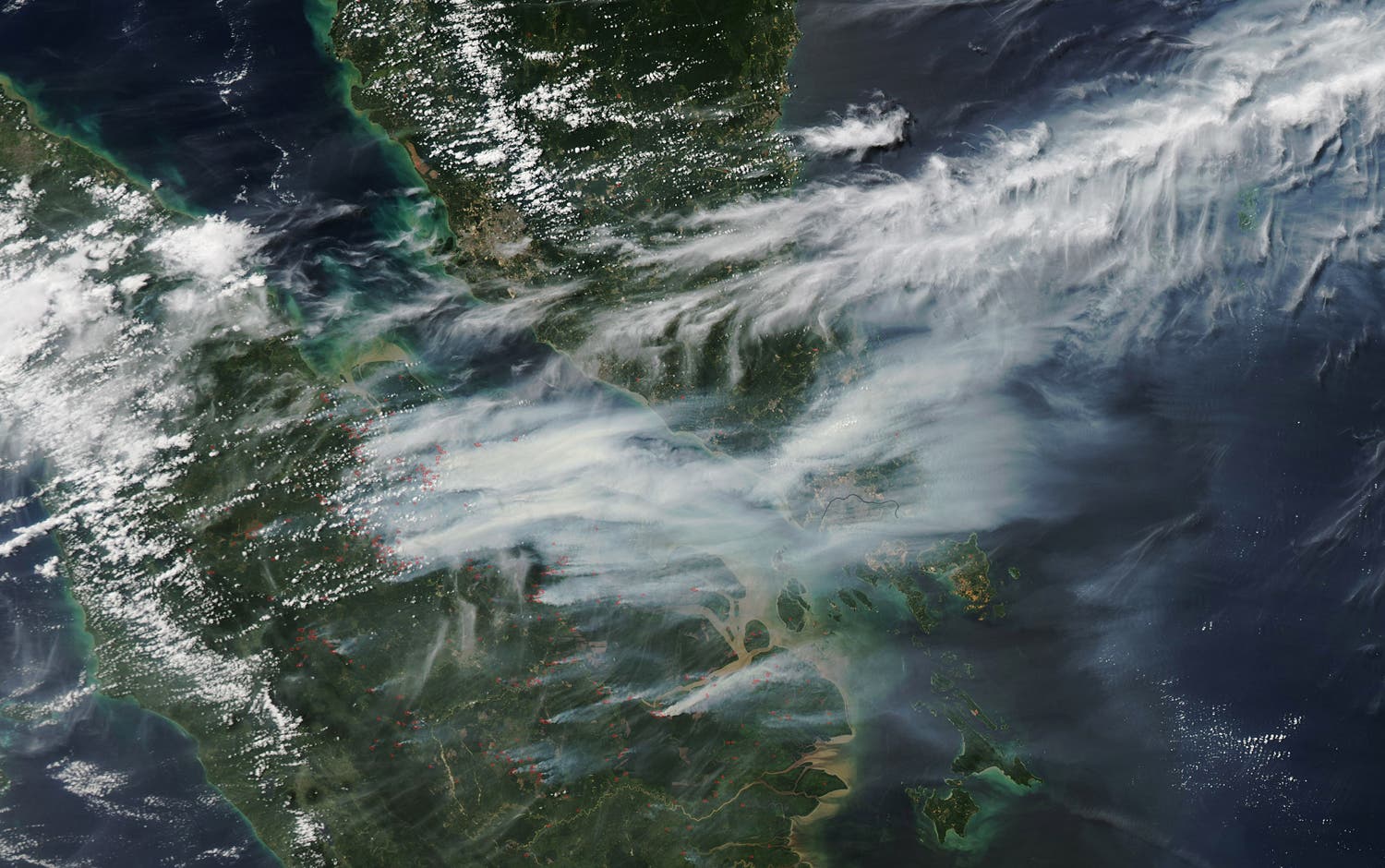 Rauchschwaden: Dichter Rauch zieht von den Wald- und Plantagenbränden auf Sumatra Richtung Malaysia und Singapur.