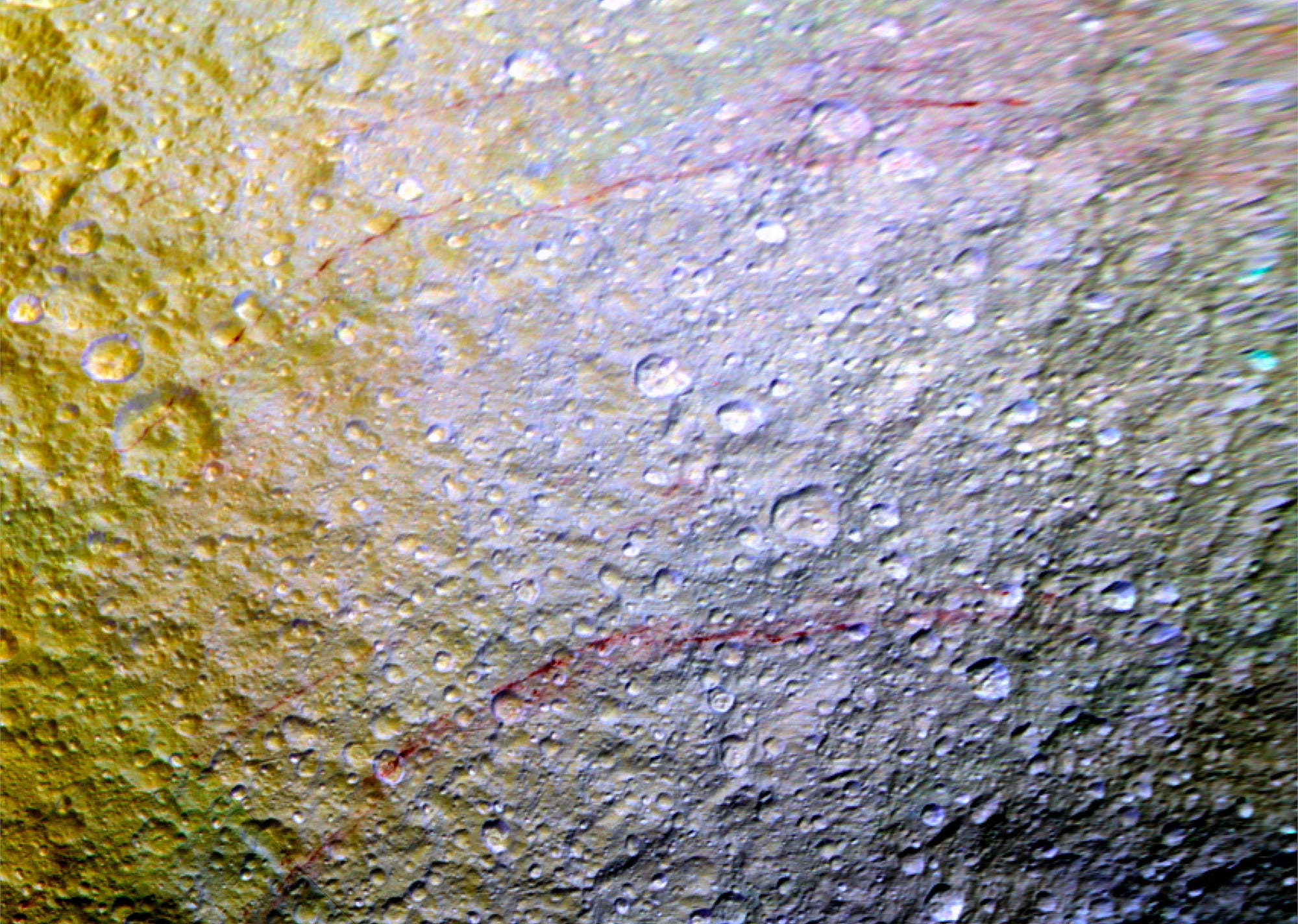 Rote Streifen auf Tethys