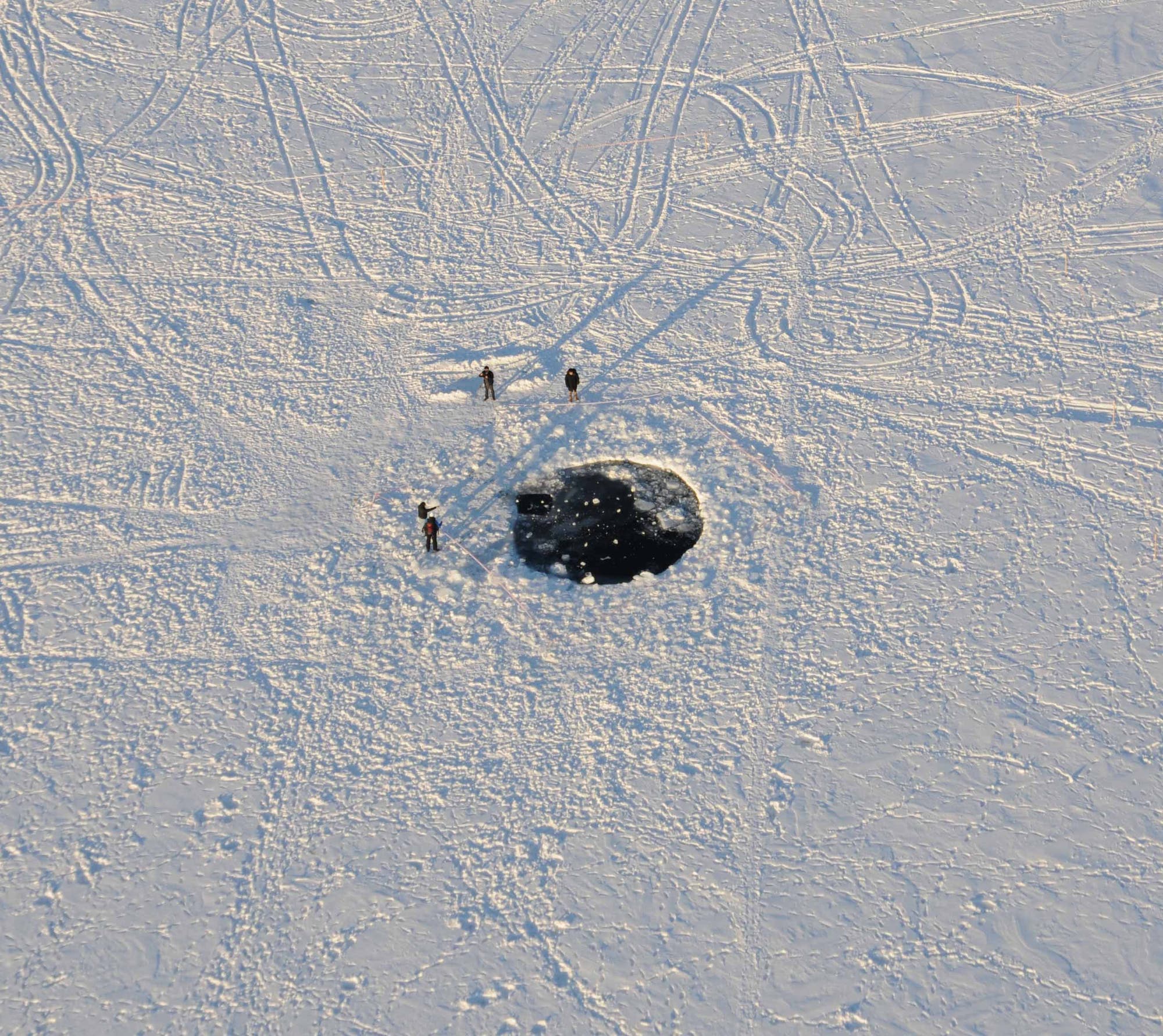 Einschlagloch in der Eisdecke des Tschebarkul-Sees