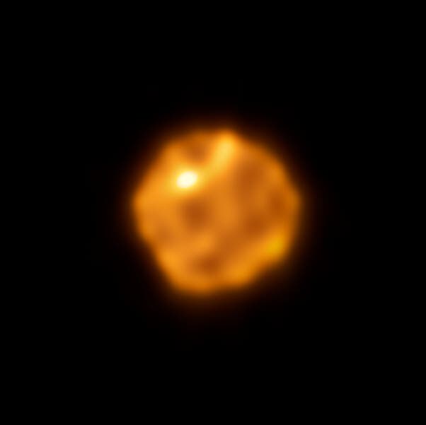 Ein verschwommenes astronomisches Bild zeigt einen orangefarbenen, leuchtenden Stern vor einem schwarzen Hintergrund. Der Stern hat eine unregelmäßige Form mit helleren und dunkleren Bereichen, die auf Oberflächenstrukturen oder Temperaturunterschiede hinweisen könnten. Das Bild vermittelt den Eindruck von Hitze und Energie, typisch für stellare Objekte. Ein verschwommenes astronomisches Bild zeigt einen orangefarbenen, leuchtenden Stern vor einem schwarzen Hintergrund. Der Stern hat eine unregelmäßige Form mit helleren und dunkleren Bereichen, die auf Oberflächenstrukturen oder Temperaturunterschiede hinweisen könnten. Das Bild vermittelt den Eindruck von Hitze und Energie, typisch für stellare Objekte.
