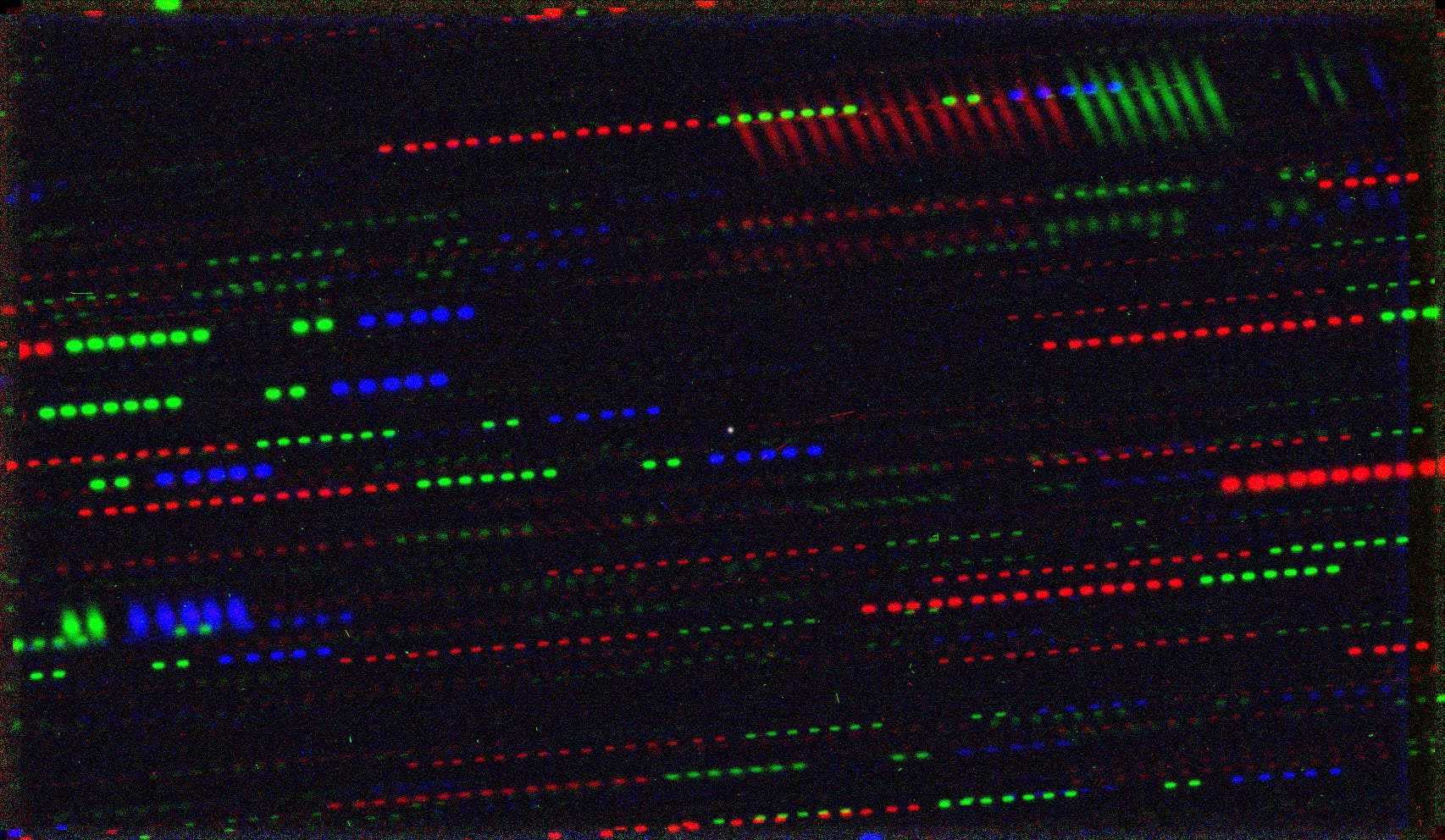 Die astronomische Aufnahme wurden aus zwei Teleskopen kominiert. Sie zeigt den Asteroiden als punktförmiges Objekt in der Bildmitte, umgeben von farbigen Strichspuren. Sie stammen von Sternen im Hintergrund des Asteroiden und entstehen, weil die Teleskope mit dem Asteroiden mitgeschwenkt wurden. Der Hintergrund ist schwarz, was den Kontrast zu den leuchtenden Farben verstärkt.