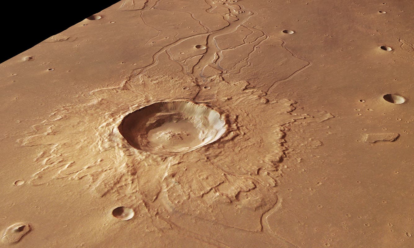 Ein Rampart-Krater in der Marsregion Hephaestus Fossae