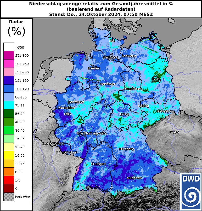 Die Karte zeigt, wie nass es in Deutschland 2024 war. Überdurchschnittliche Regenmengen sind in denklen Blautönen und Pink eingezeichnet, weniger feuhcte Regionen in hellblau und grün. Auch hier wurde aber meist mindestens die Hälfte des üblichen Durchschnitts erreicht. Links neben der Deutschlandkarte ist eine Farbskala von rot bis weiß, wobei Rot absolute Dürre und 0 Niederschlag bedeutet und weiß 300% mehr Niederschlöag als üblich darstellt. Die Karte beruht auf Regenradardaten