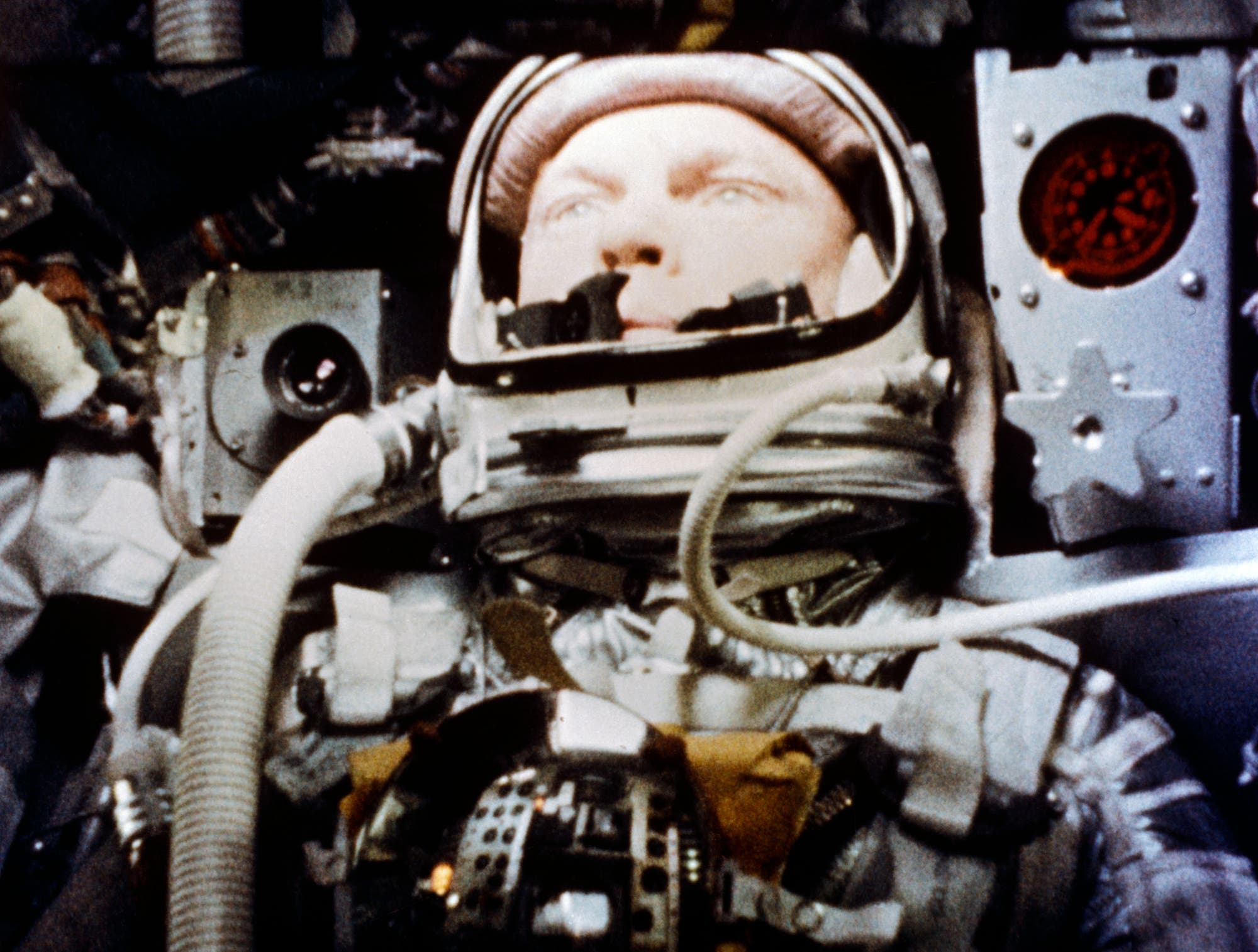 John Glenn bei seinem ersten Raumflug im Februar 1962 an Bord der Raumkapsel Friendship-7
