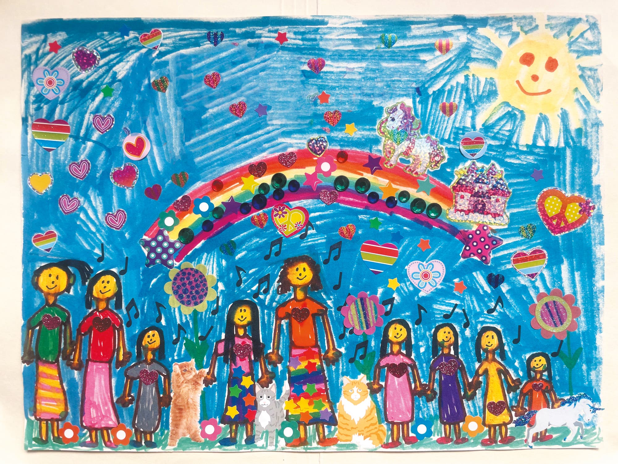 Eine bunte Kinderzeichnung, die eine Gruppe von Menschen zeigt, die sich unter einem Regenbogen an den Händen halten. 