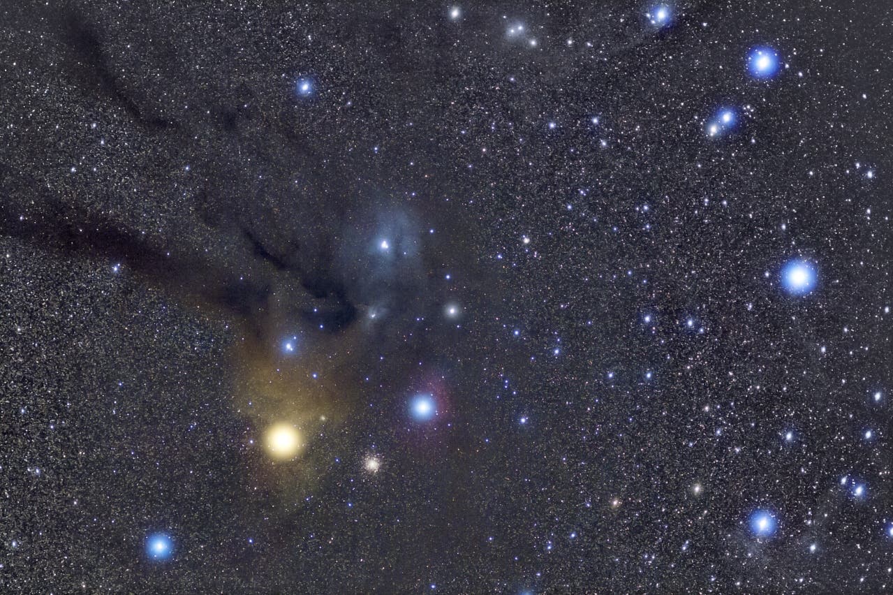 Das Foto zeigt den nördlichen Teil des Sternbild Skorpion mit dem orange leuchtenden Stern Antares.