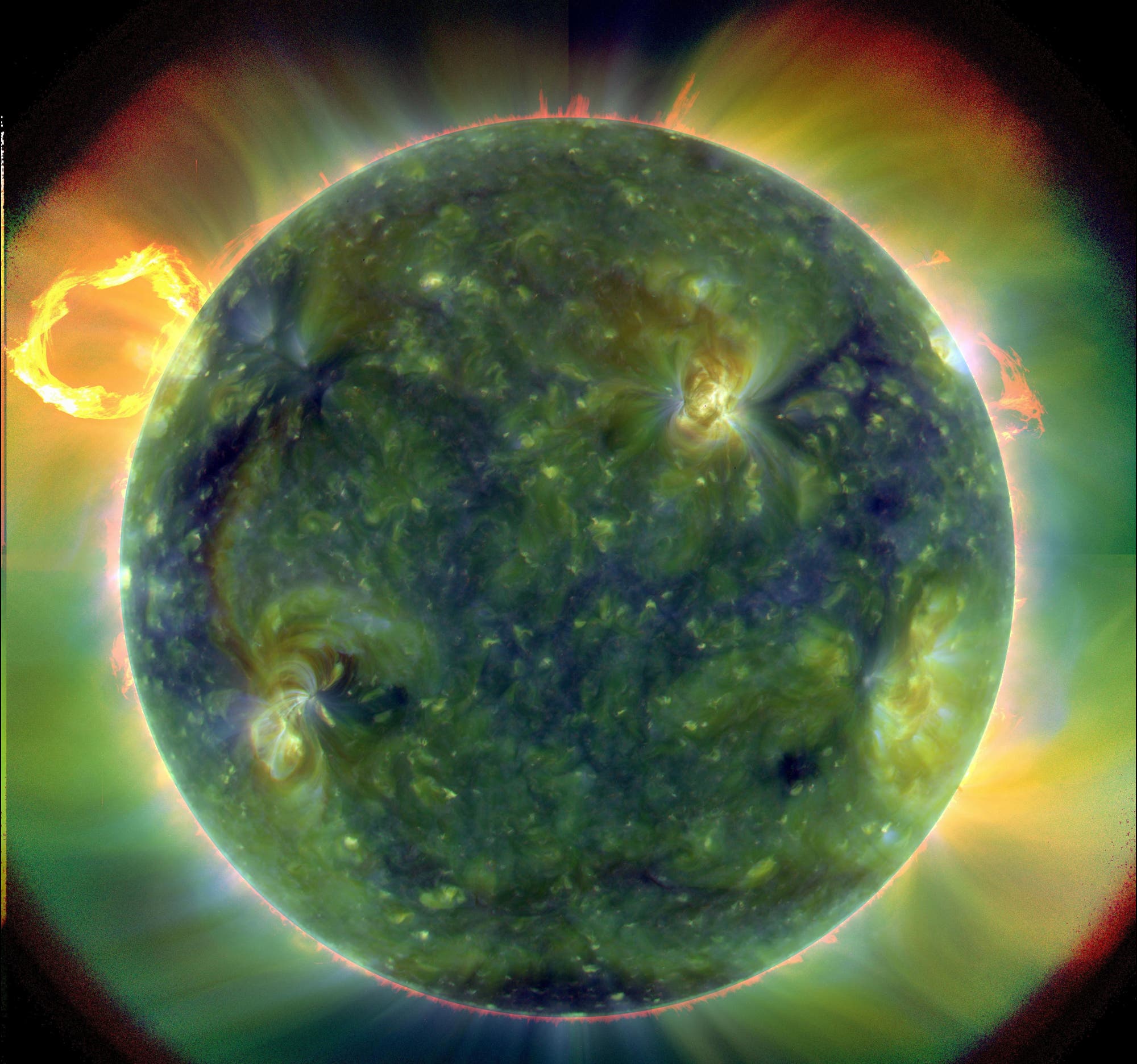 Kombinierte Aufnahmen der Raumsonde Solar Dynamics Observatory (SDO) in drei verschiedenen Wellenlängen extrem ultravioletter Strahlung zeigen unterschiedliche Aspekte der Korona