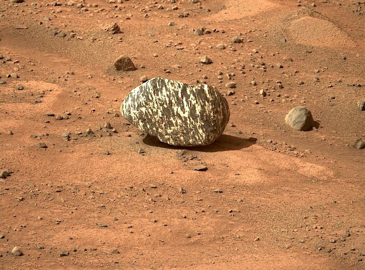 Seltsamer Stein auf dem Mars (Aufnahme vom Marsrover Perseverance)