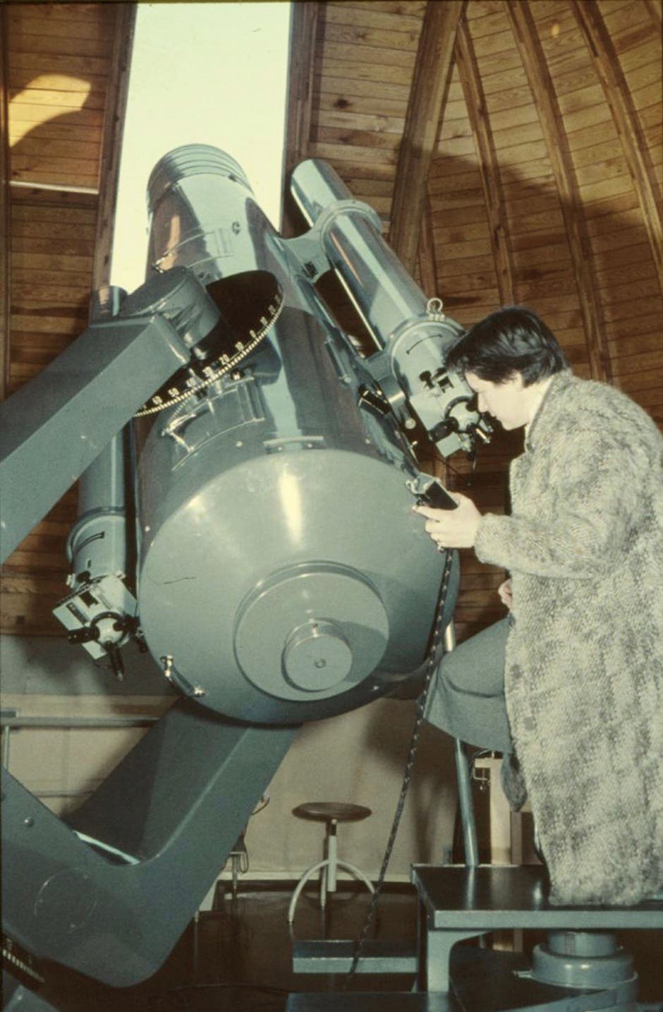 Die deutsche Astronomin Waltraud Seitter beobachtet am Schmidt-Teleskop an der Sternwarte Hoher List bei Bonn.