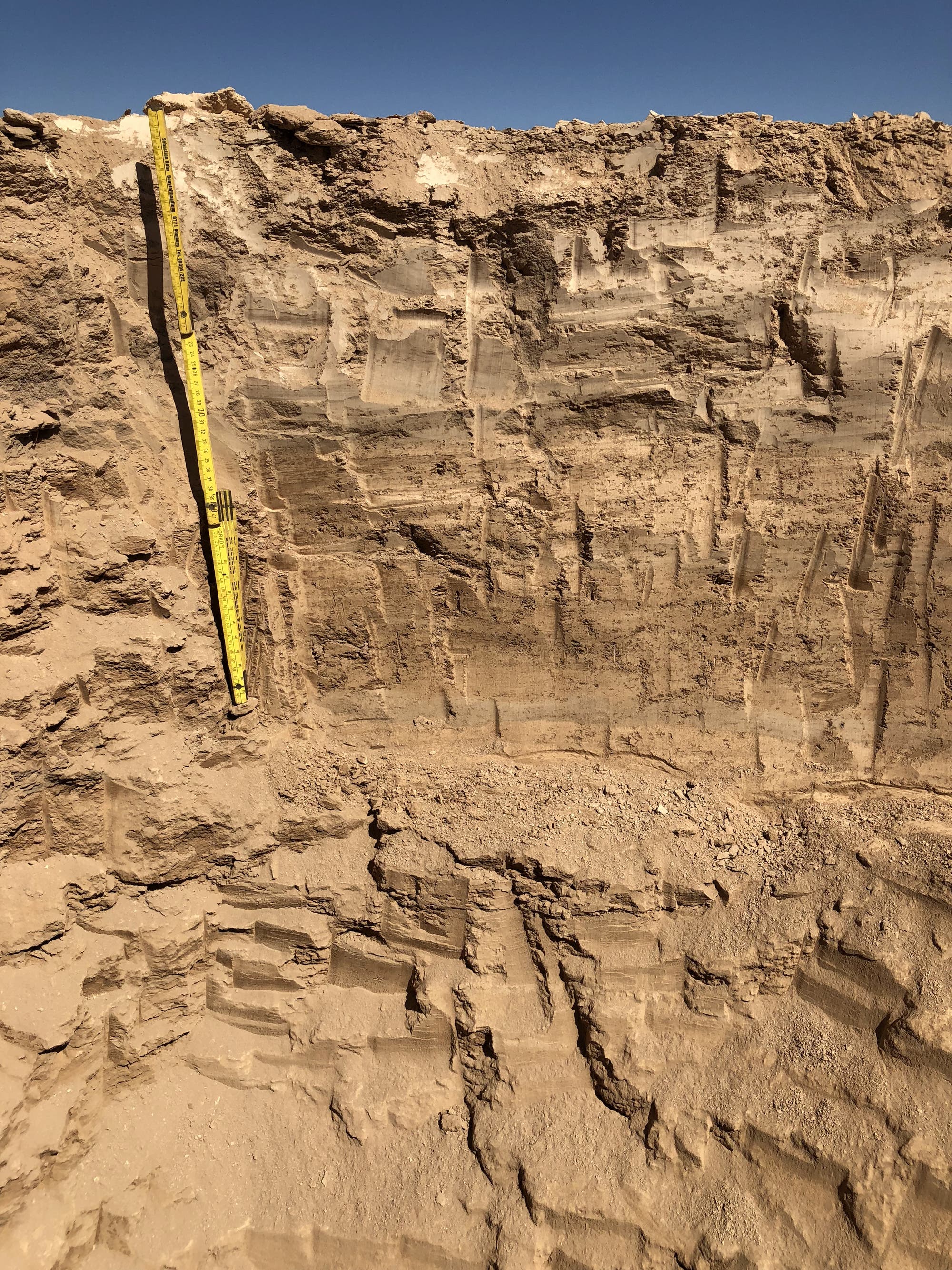 Obere Schicht der Bodenprobe in der Atacama-Wüste, im Hintergrund blauer Himmel.
