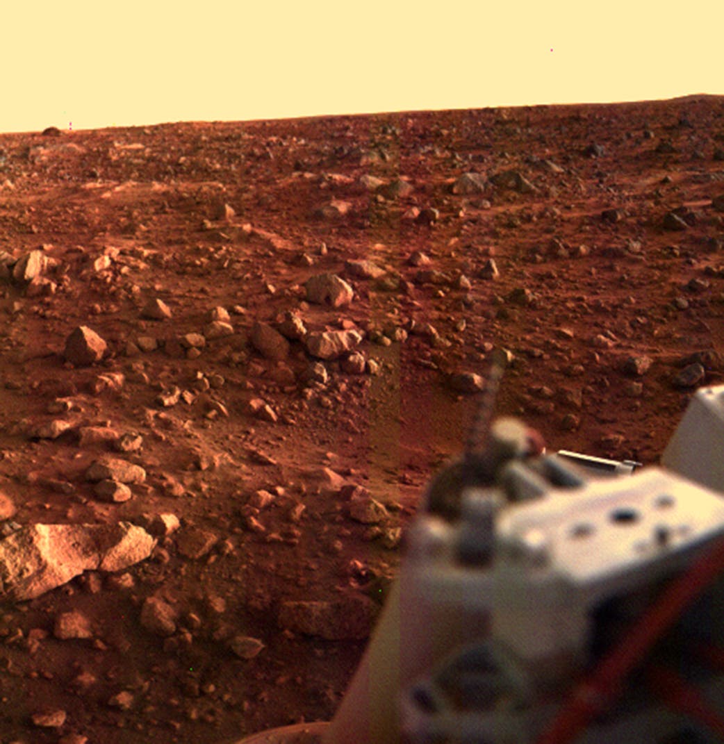 Von Viking 1 geschossene Panoramaaufnahme der Marslandschaft