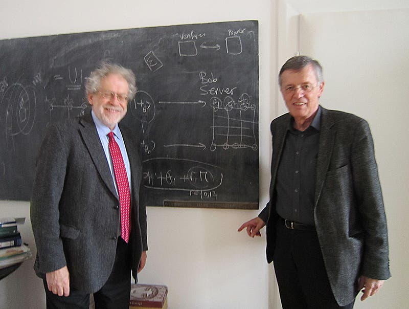 Reinhard Breuer und Anton Zeilinger vor Boltzmanns Tafel