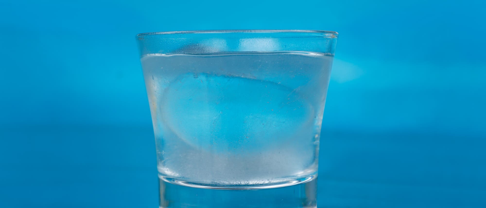 Glas mit gefrierendem Wasser