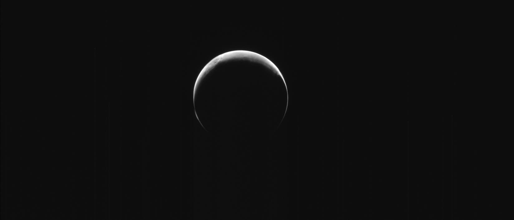 Eine astronomische Aufnahme zeigt eine schmale Mondsichel vor einem dunklen Hintergrund. Der beleuchtete Rand des Mondes hebt sich deutlich vom schwarzen Himmel ab, während der Rest des Mondes im Schatten liegt. Die Szene vermittelt den Eindruck von Ruhe und Weite des Weltraums. Schlüsselwörter: Mond, Mondsichel, Astronomie, Weltraum. Eine astronomische Aufnahme zeigt eine schmale Mondsichel vor einem dunklen Hintergrund. Der beleuchtete Rand des Mondes hebt sich deutlich vom schwarzen Himmel ab, während der Rest des Mondes im Schatten liegt. Die Szene vermittelt den Eindruck von Ruhe und Weite des Weltraums. Schlüsselwörter: Mond, Mondsichel, Astronomie, Weltraum.