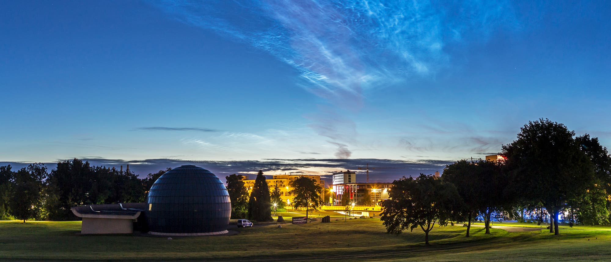 Das Planetarium Wolfsburg mit leuchtenden Nachtwolken