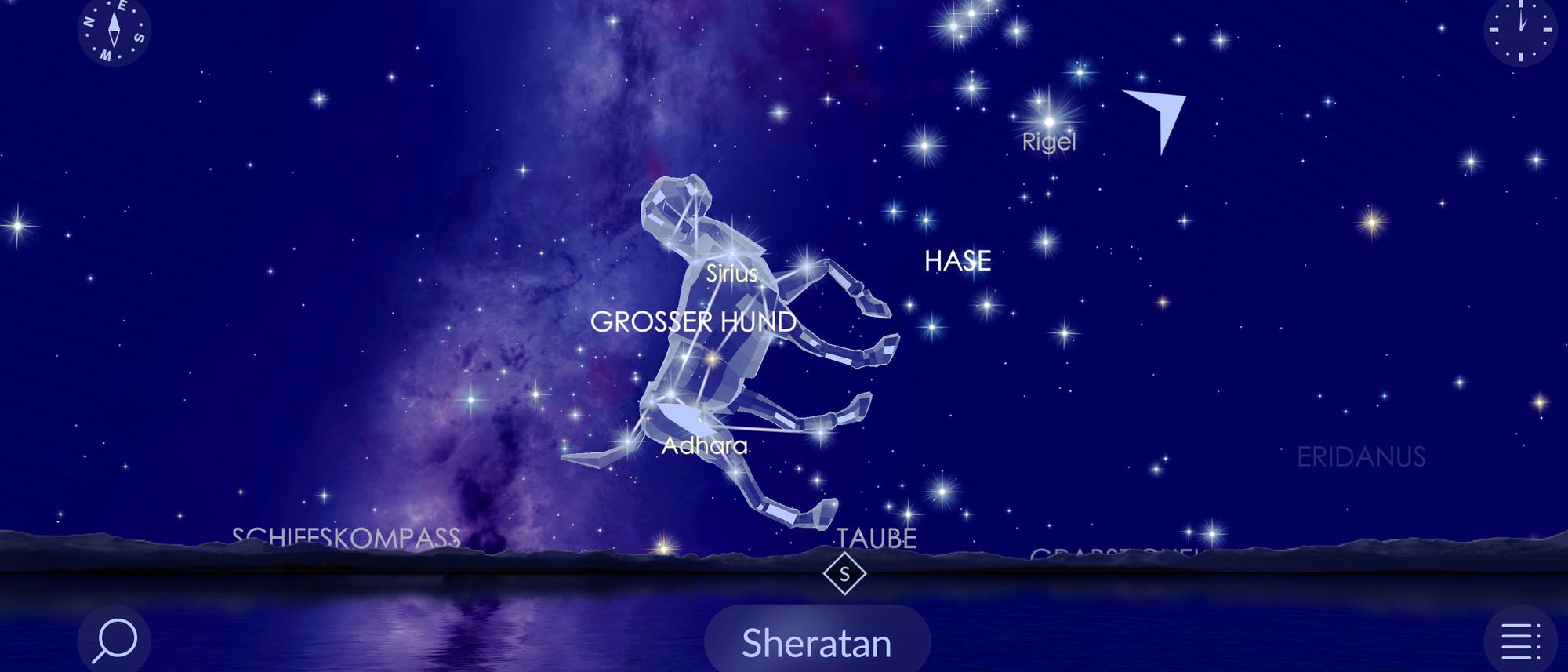 Eine digitale Darstellung des Nachthimmels mit Sternbildern. Im Zentrum ist das Sternbild "Großer Hund" mit dem markanten Stern Sirius zu sehen. Weitere Sternbilder wie "Hase" und "Taube" sind ebenfalls beschriftet. Der Hintergrund zeigt eine Vielzahl von Sternen und eine neblige Galaxie. Unten spiegelt sich der Himmel in einem Gewässer. Ein Kompass zeigt die Himmelsrichtung an, und der Name "Sheratan" ist am unteren Rand sichtbar. Eine digitale Darstellung des Nachthimmels mit Sternbildern. Im Zentrum ist das Sternbild "Großer Hund" mit dem markanten Stern Sirius zu sehen. Weitere Sternbilder wie "Hase" und "Taube" sind ebenfalls beschriftet. Der Hintergrund zeigt eine Vielzahl von Sternen und eine neblige Galaxie. Unten spiegelt sich der Himmel in einem Gewässer. Ein Kompass zeigt die Himmelsrichtung an, und der Name "Sheratan" ist am unteren Rand sichtbar.