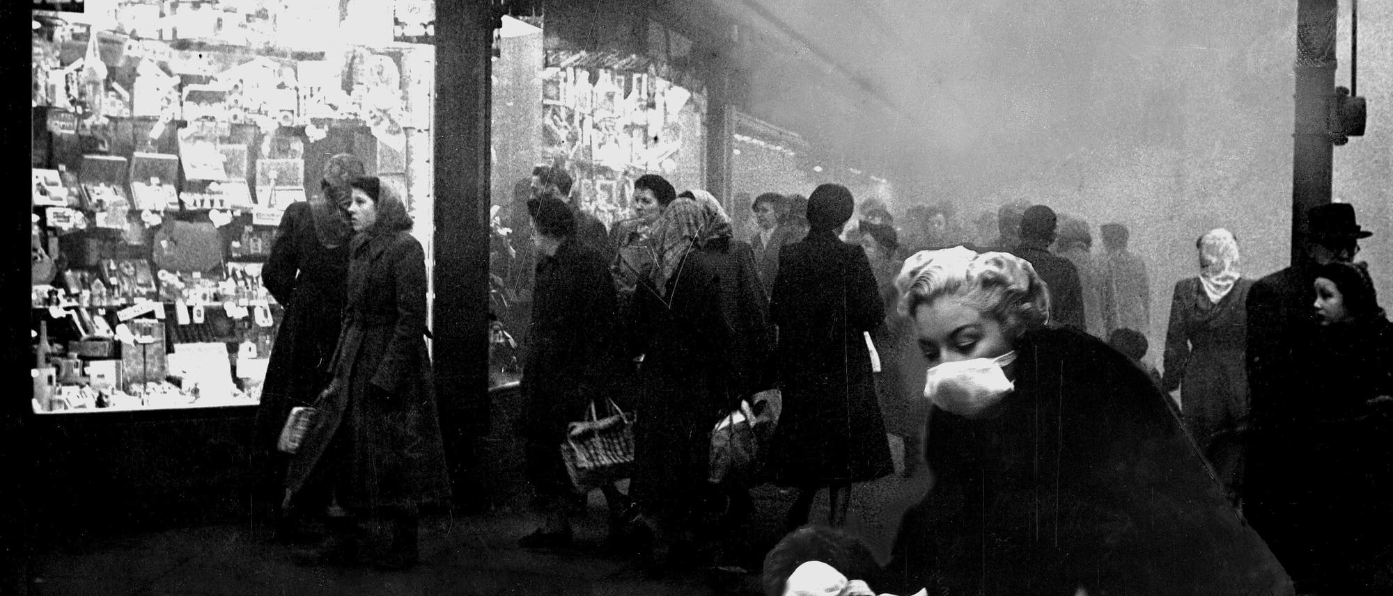 Straße in London Anfang Dezember 1952: Die Stadt war eingehüllt von einer giftigen Smogwolke.