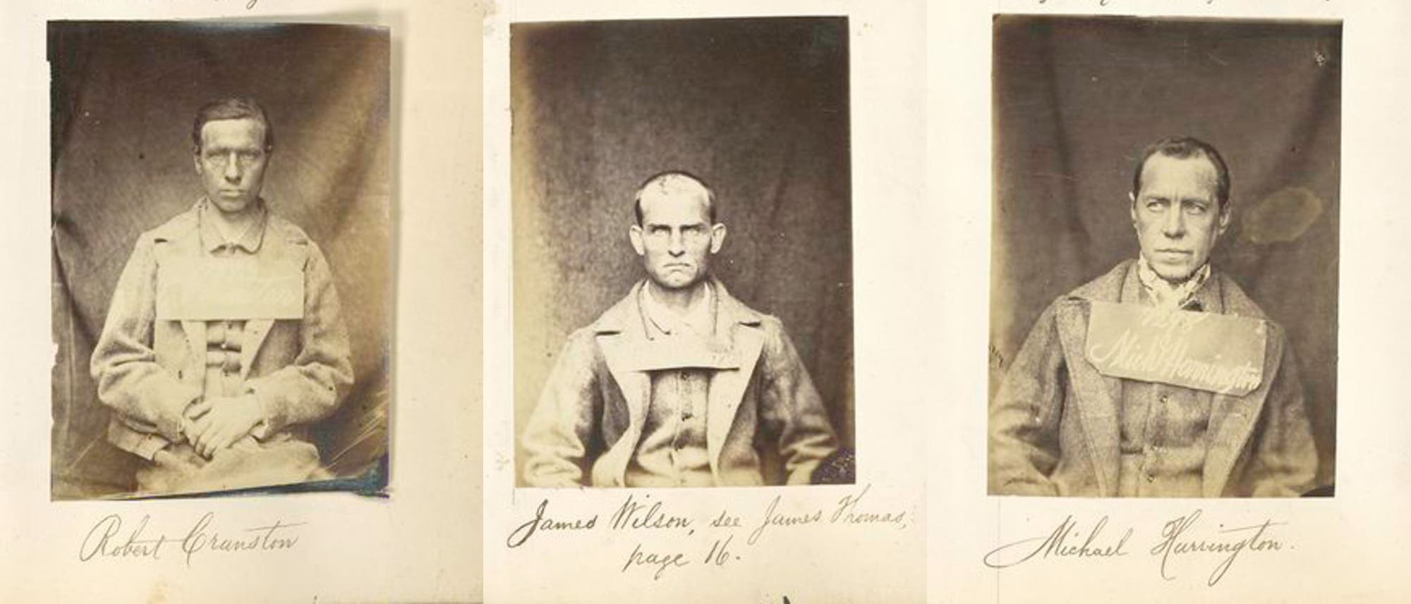 Drei historische Porträtfotos von Männern in Gefängniskleidung. Links: Robert Cranston, mittig: James Wilson, der James Travers, Seite 16, rechts: Michael Harrington. Jeder Mann trägt eine Jacke und schaut ernst in die Kamera. Die Namen sind handschriftlich unter den Fotos notiert. Drei historische Porträtfotos von Männern in Gefängniskleidung. Links: Robert Cranston, mittig: James Wilson, der James Travers, Seite 16, rechts: Michael Harrington. Jeder Mann trägt eine Jacke und schaut ernst in die Kamera. Die Namen sind handschriftlich unter den Fotos notiert.