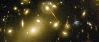 Gravitationslinseneffekt des massereichen Galaxienhaufens Abell 2218