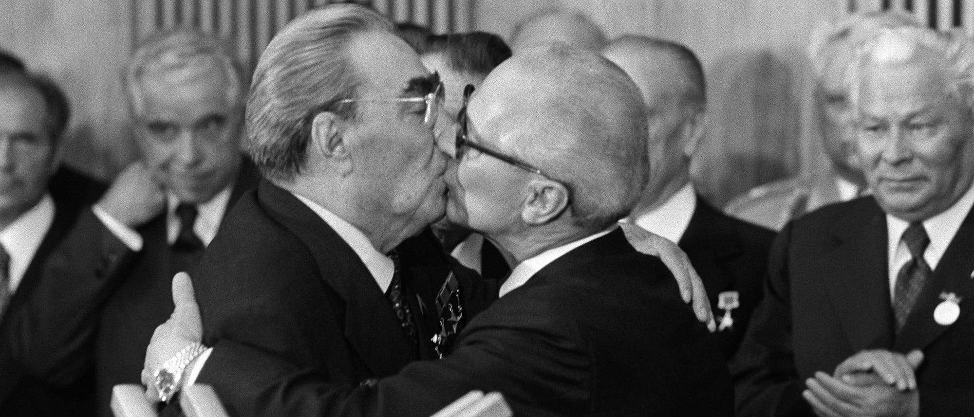 Bruderkuss zwischen Erich Honecker und Leonid Breschnew 1979.