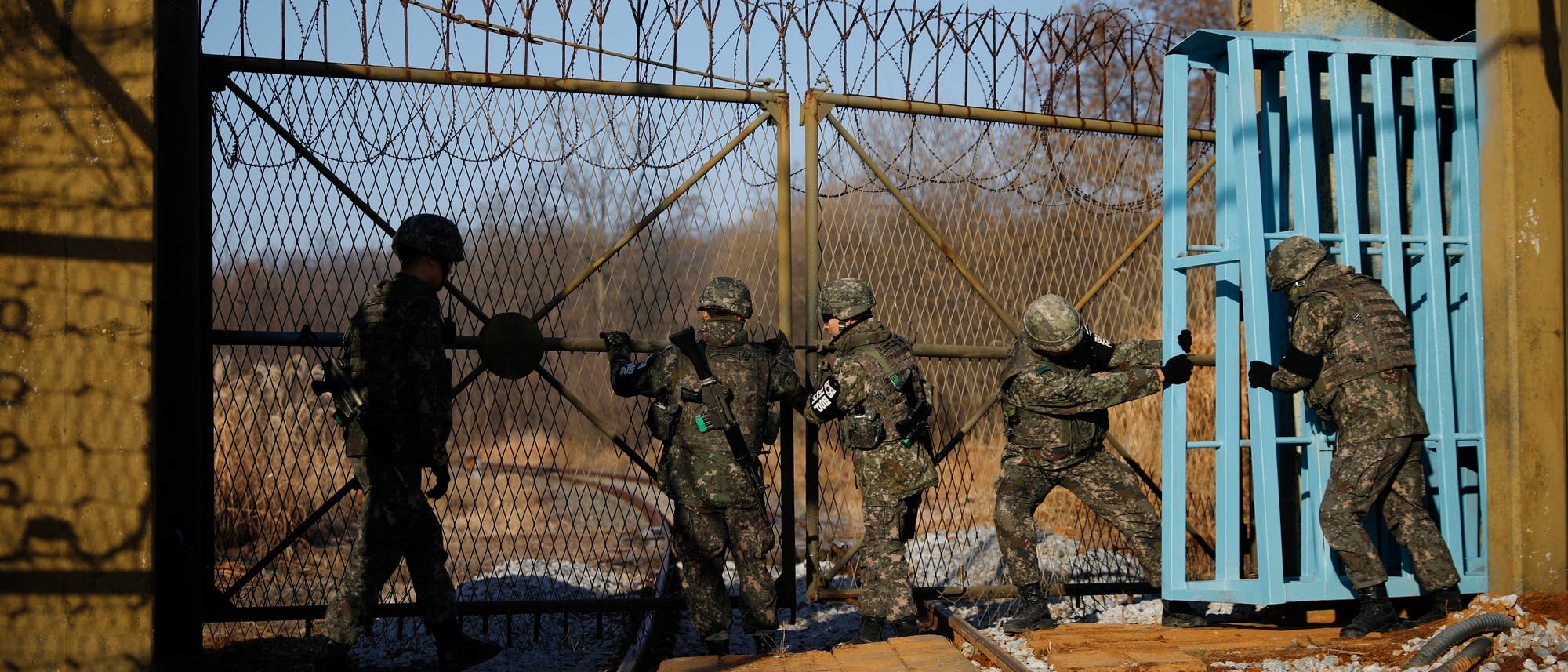 Soldaten aus Südkorea schließen ein Tor in Paju an der innerkoreanischen Grenze. Über den Schienenweg waren Delegationen nach Nordkorea gereist. Das Bild entstand im November 2018.