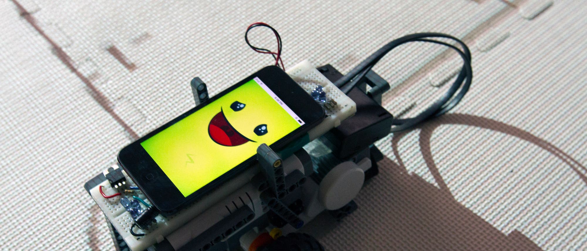 Mathe-Roboter Quinn zeigt ein Lächeln auf seinem Bildschirm