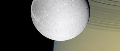 Dione vor Saturn und seinen Ringen