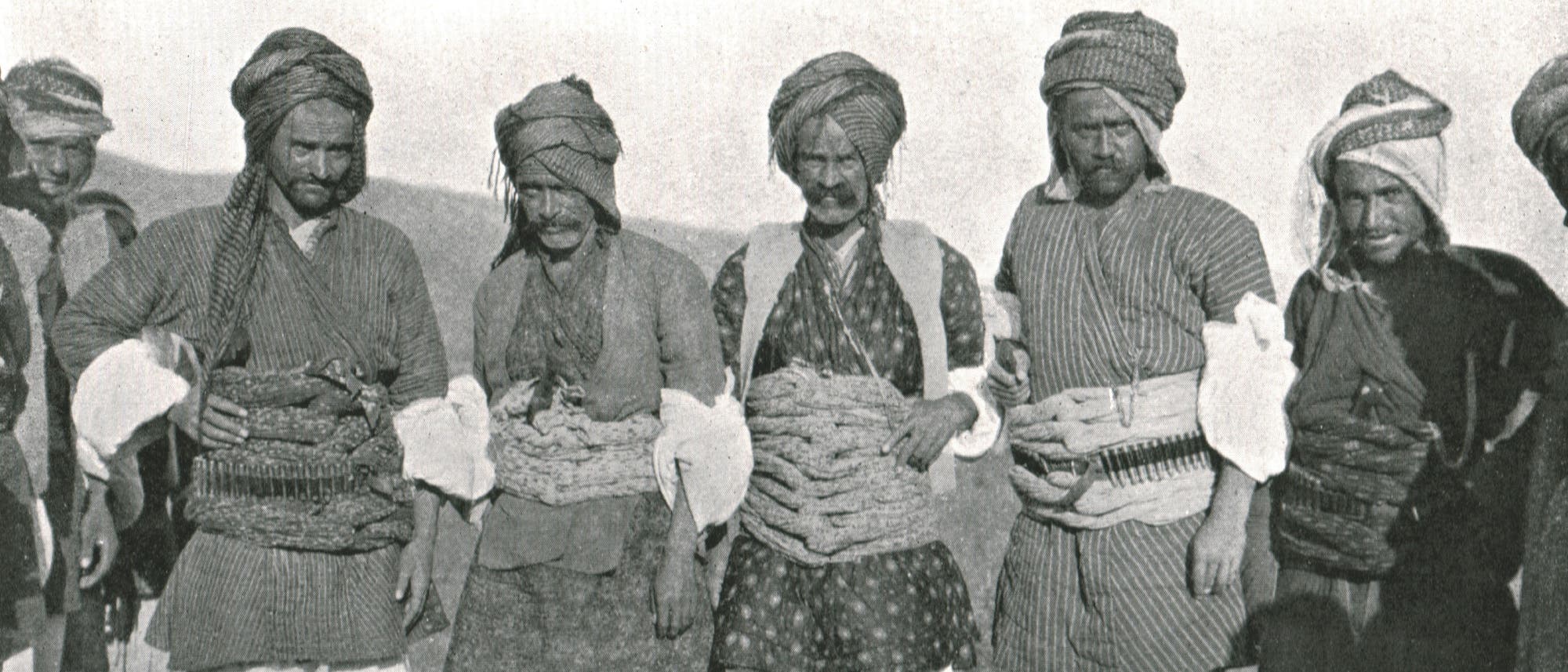 Eine Gruppe kurdischer Männer, wahrscheinlich in der Region um Erbil, posiert für ein Bild um 1915.