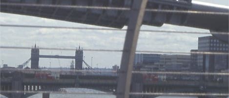 Millennium Bridge: Blick auf die Tower Bridge