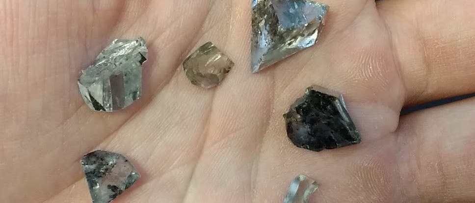 Mehrere große Diamanten auf einer Handfläche