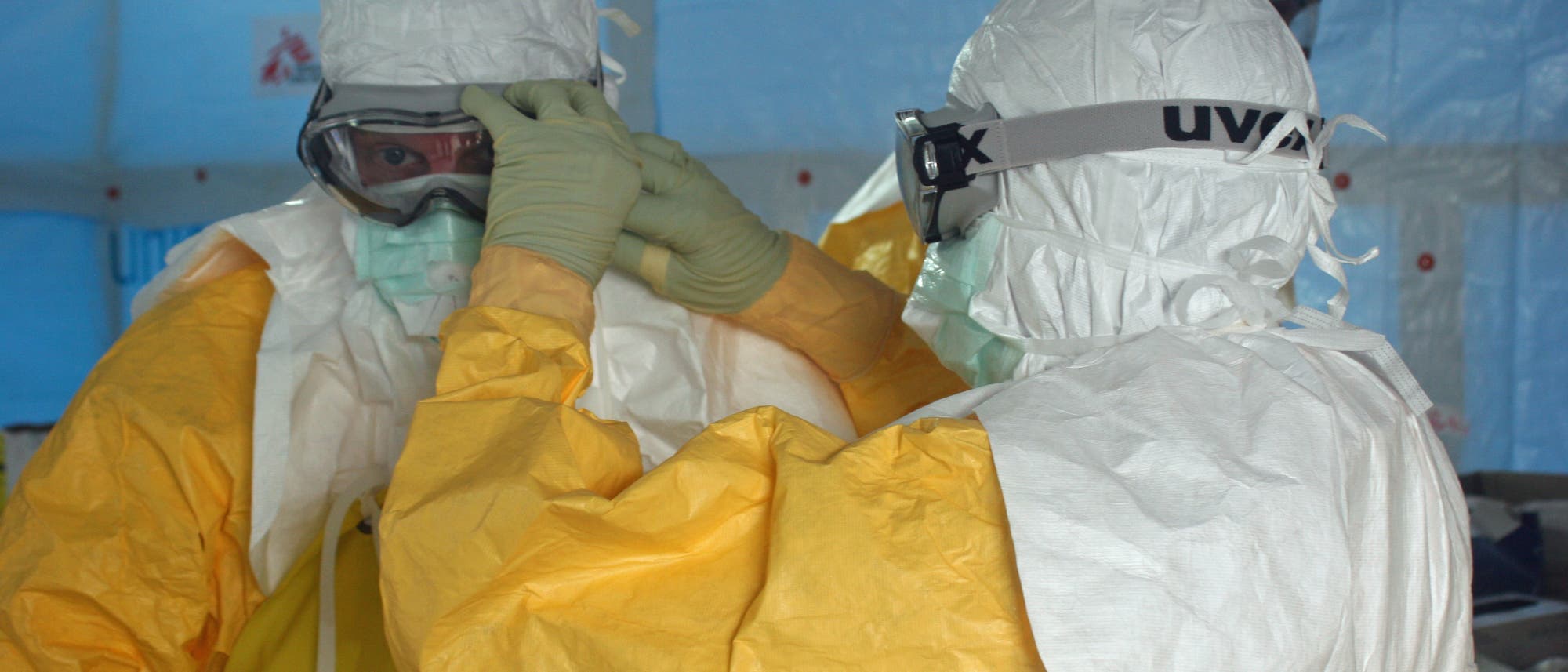 Medizinisches Personal schützt sich bei der Behandlung Ebola-Erkrankter mit Gesichtsmasken