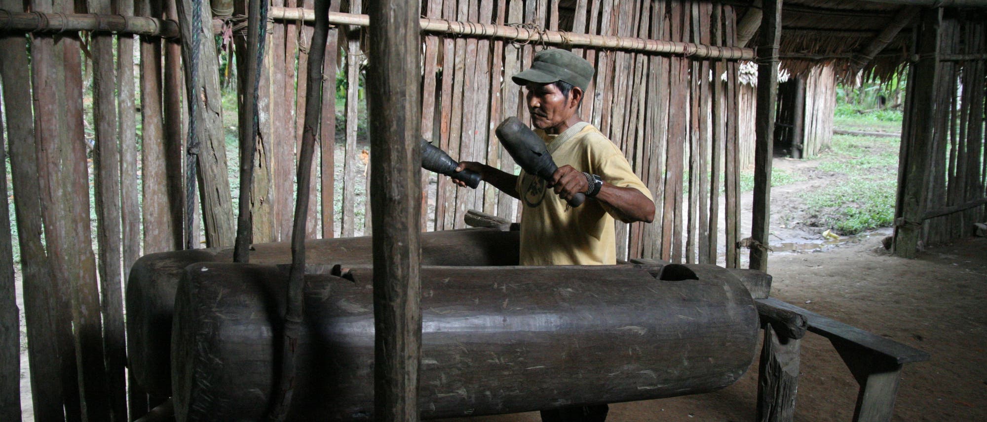 Die im Amazonasgebiet lebenden Bora ahmen den Rhythmus ihrer Sprache mit Trommeln nach.