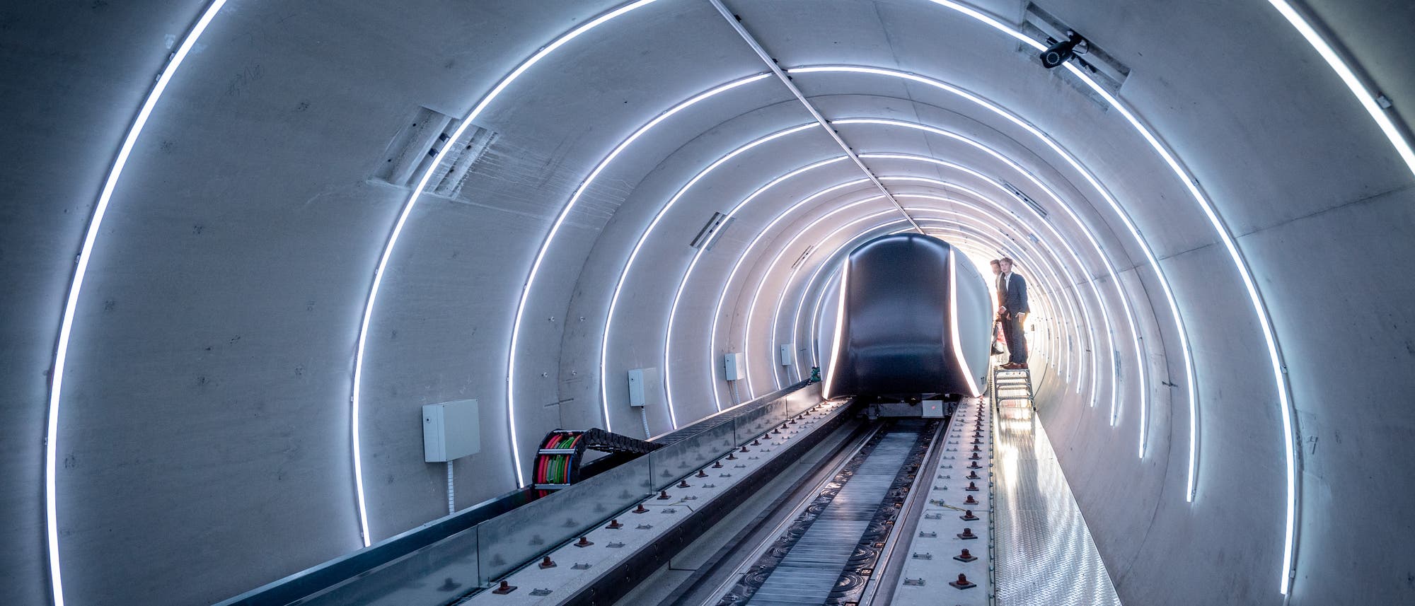 Eine Hyperloop-Testanlage. Zu sehen ist ein zylindrisches Röhrensystem.