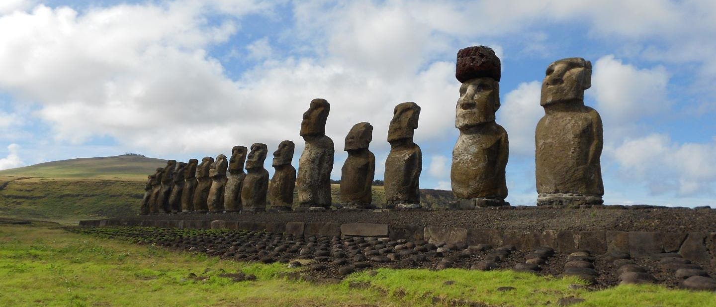 Rekonstruierte Moai-Reihe an der Südküste Rapa Nuis